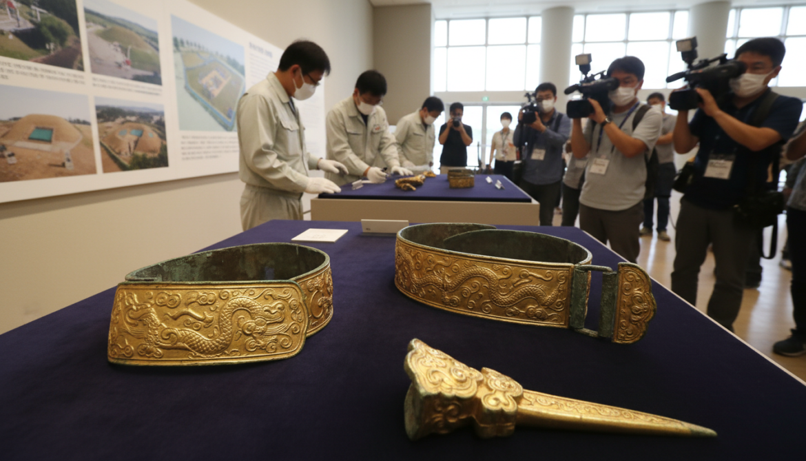 Baekje-origin gilt belt fittings unearthed at Fuji City kofun, first in Japan